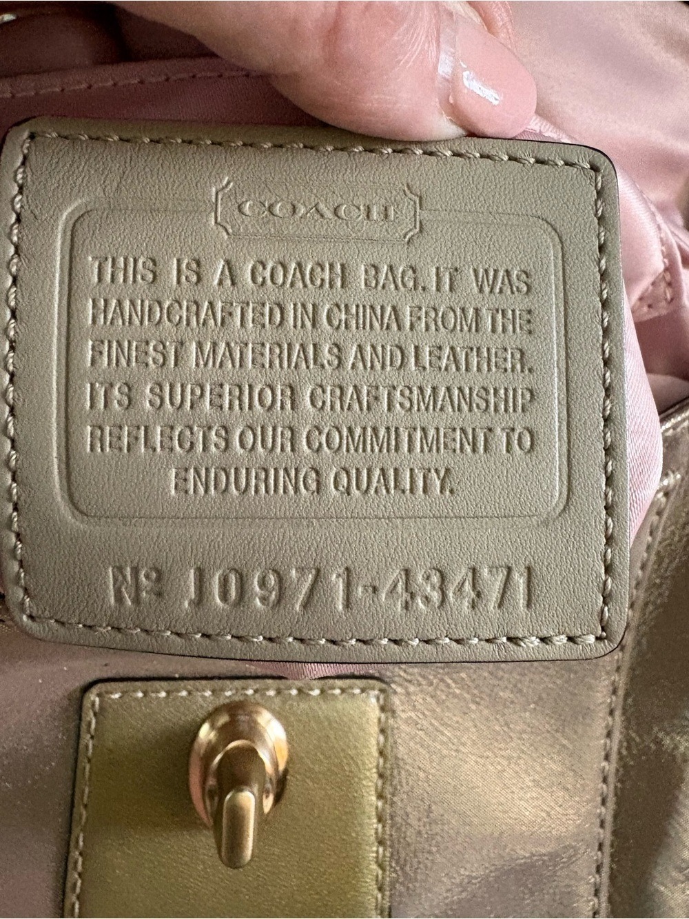 Coach Metallic Gold small crossbody purse. Turn lock closure compact leather - Picture 8 of 12